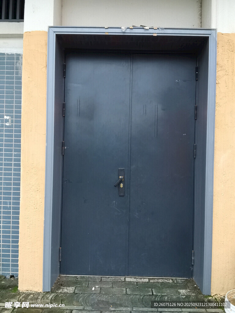 紧闭的金属入户门
