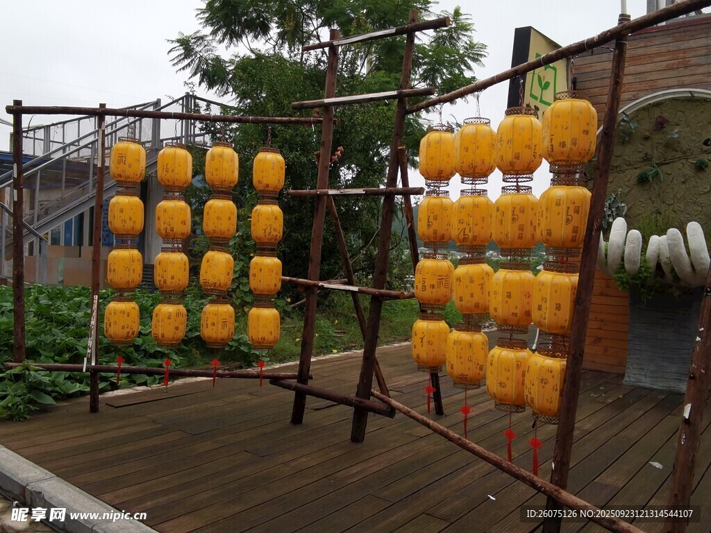 黄色灯笼挂架展示场景