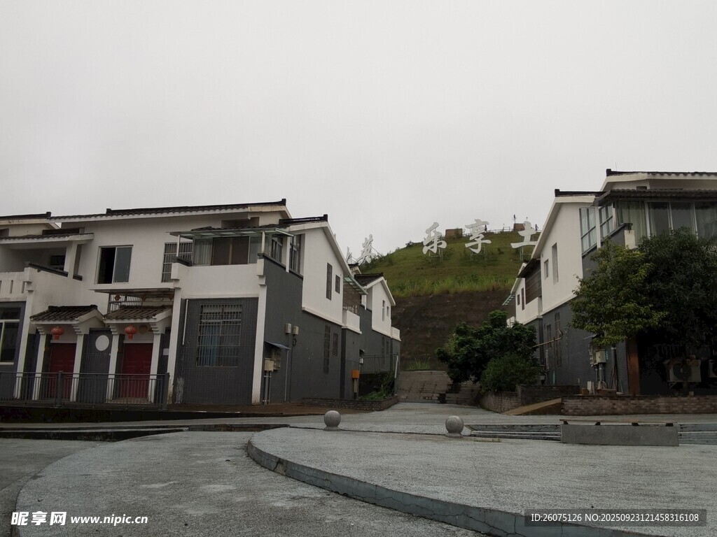 中式建筑群的宁静广场