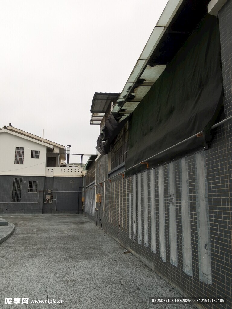 空旷屋顶与围栏场景