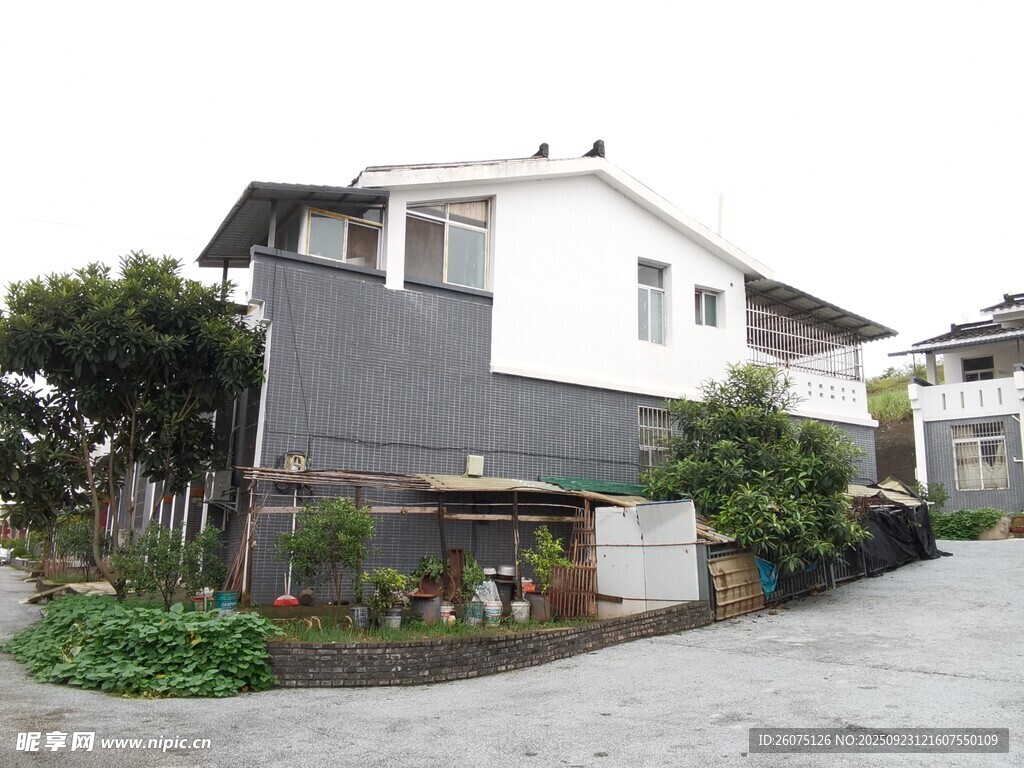 现代风格两层住宅外观