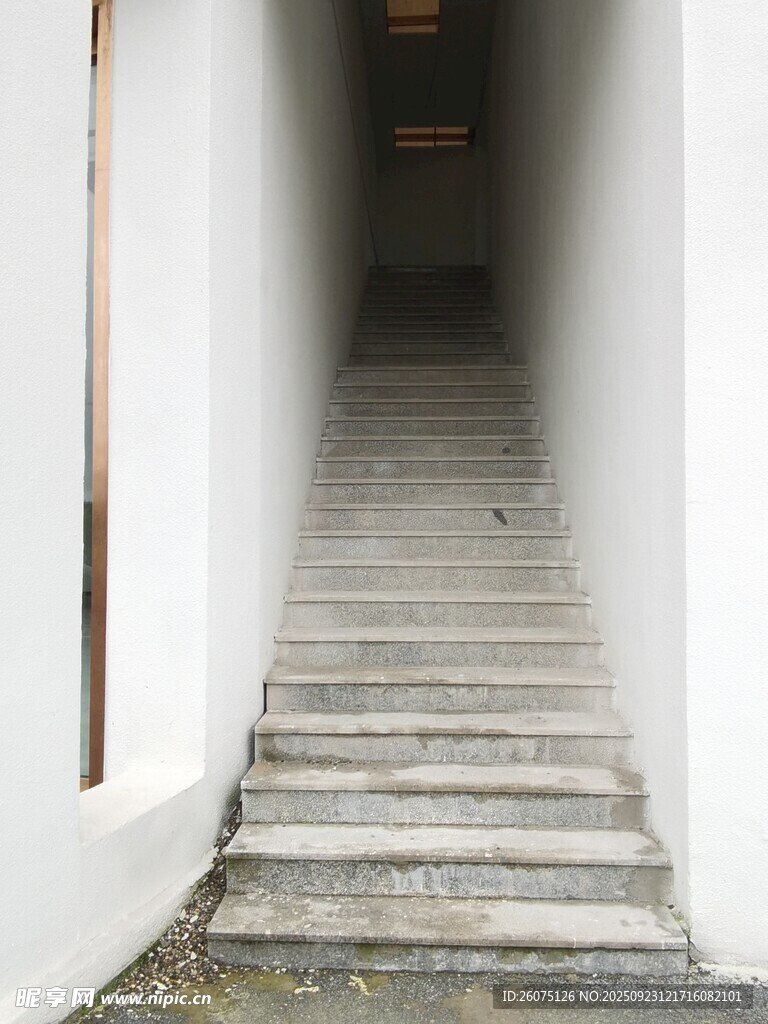 狭窄楼道里的老旧木质楼梯