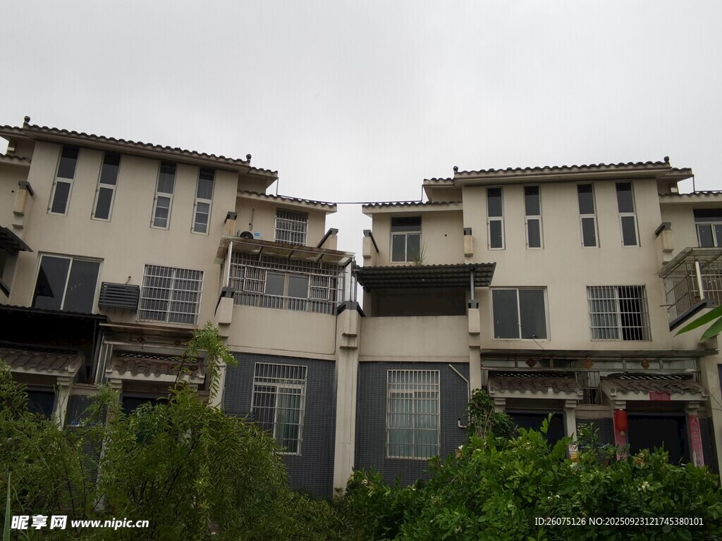 中式联排住宅绿植环绕