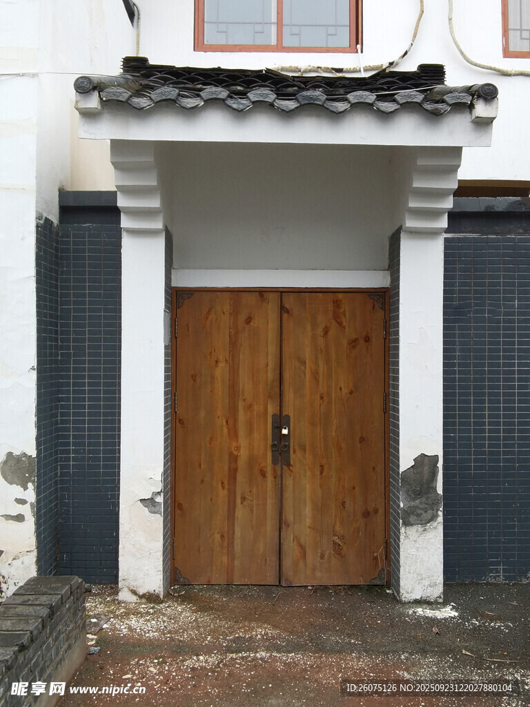 中式古朴木门建筑一角