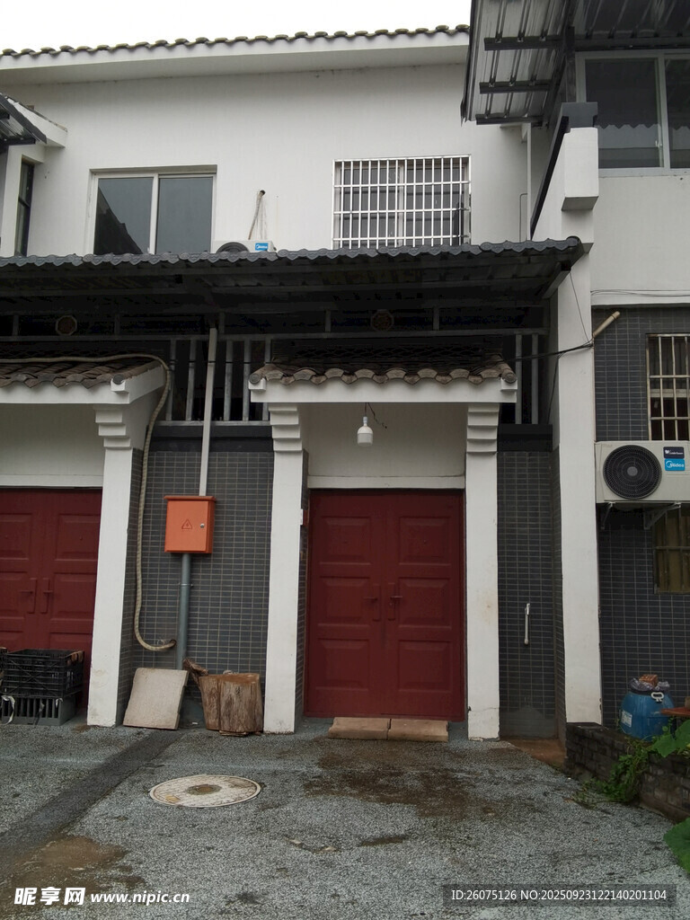 两层住宅带车库外观