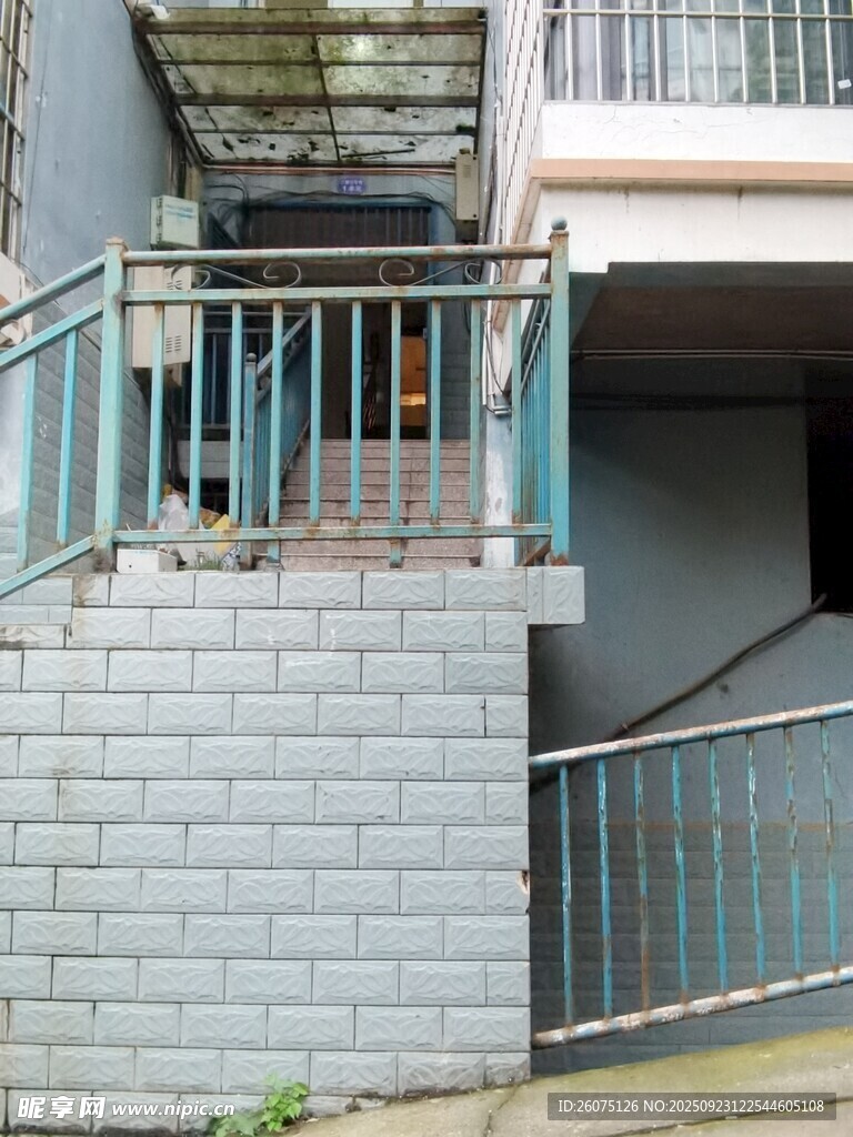 老旧建筑的户外楼梯