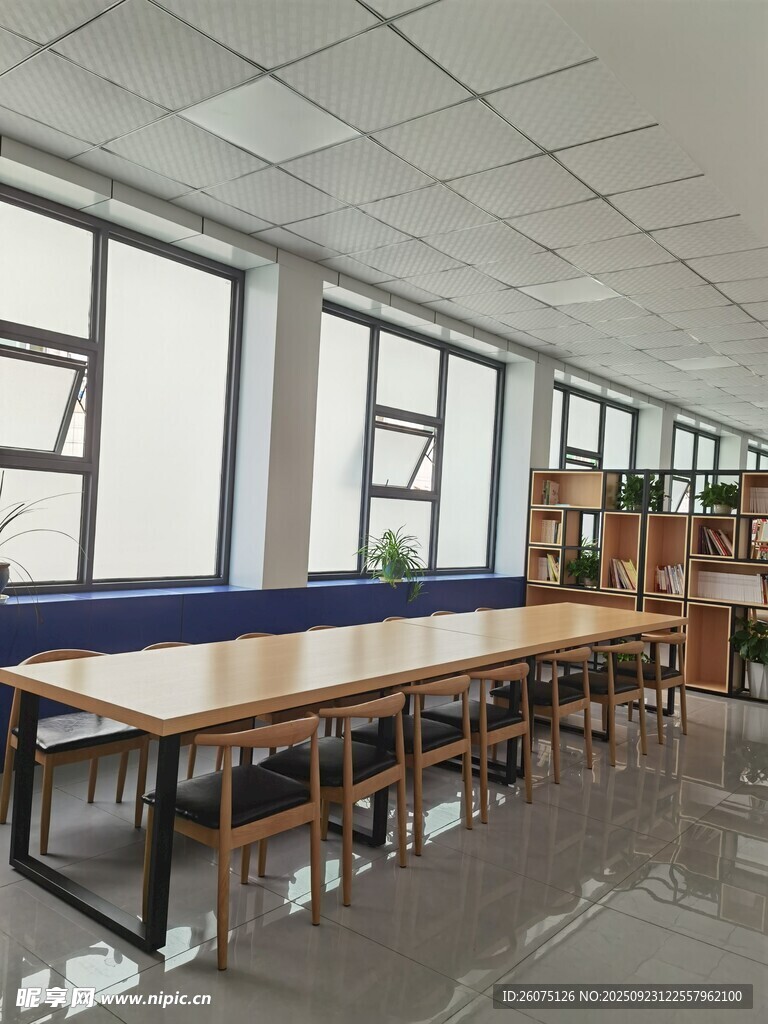 宽敞教室中的长桌与座椅