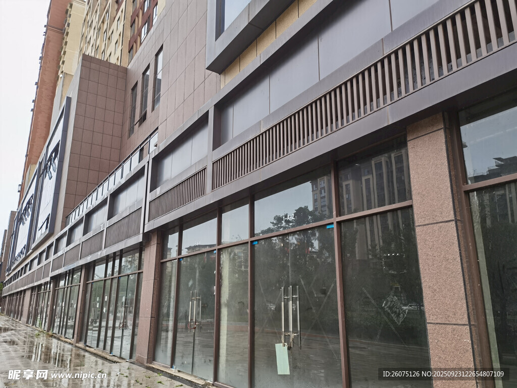 现代风格临街商铺外观