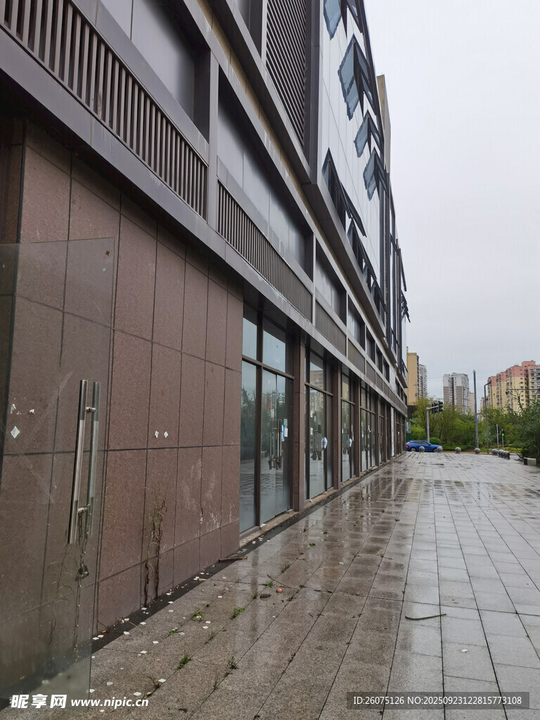 城市街边的潮湿商铺立面