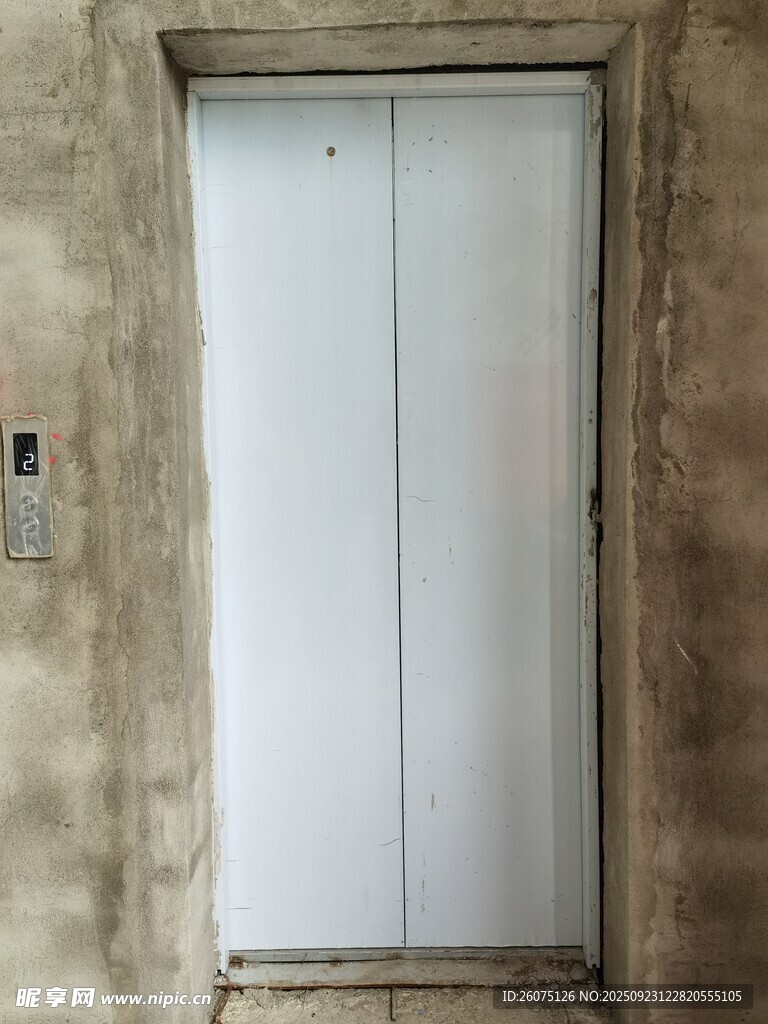 紧闭的水泥墙电梯门