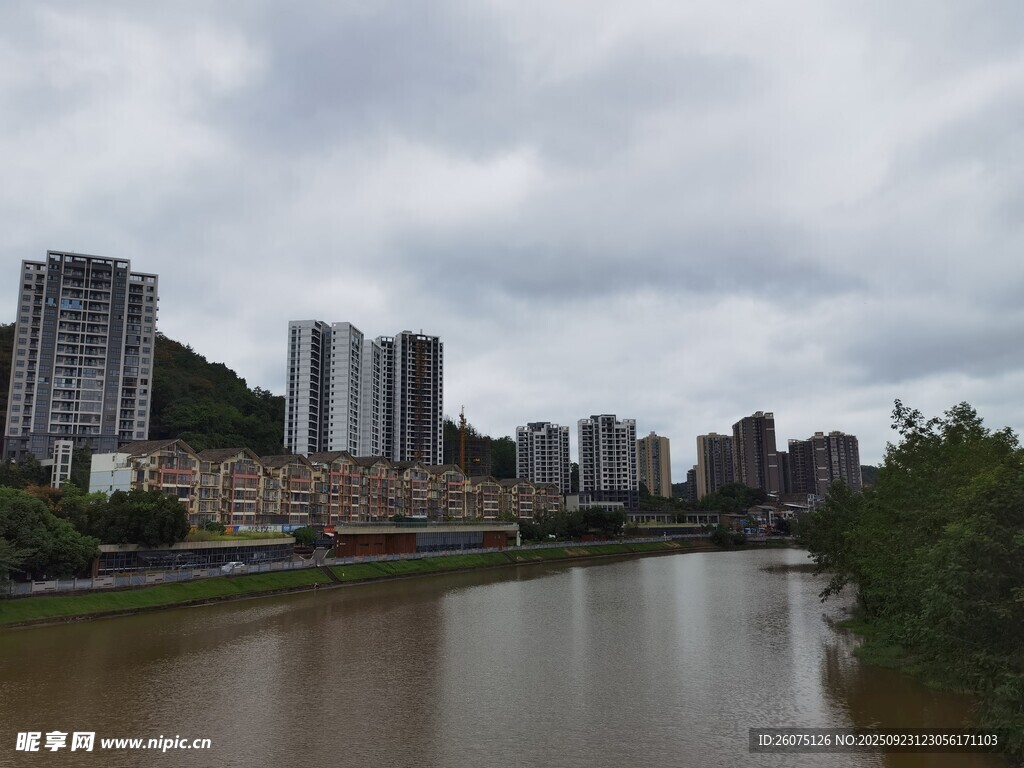 河畔城市景观
