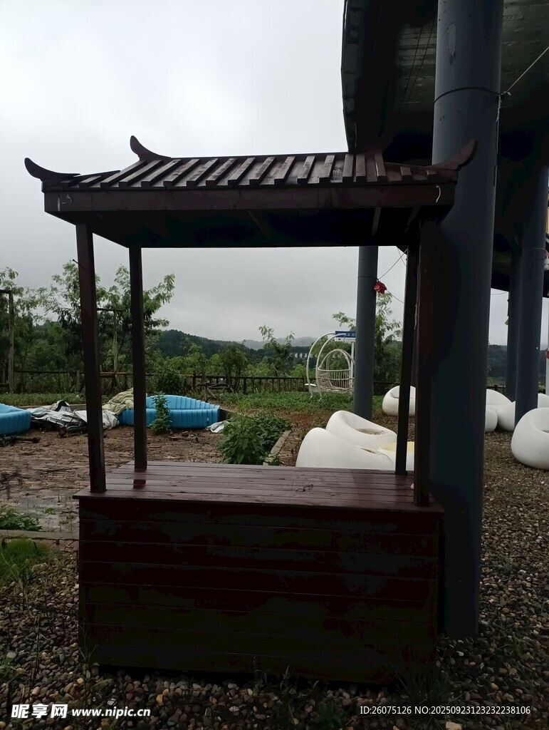 中式凉亭立于户外场景