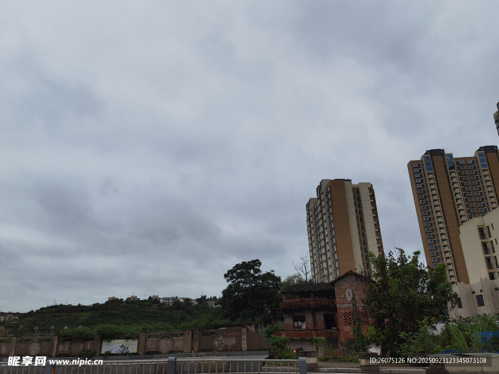 城市高楼与阴沉天空景象