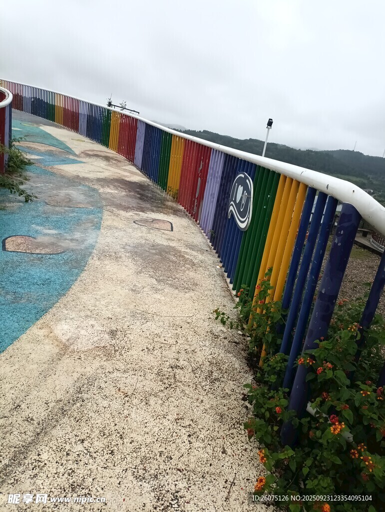 彩色围栏旁的海边步道