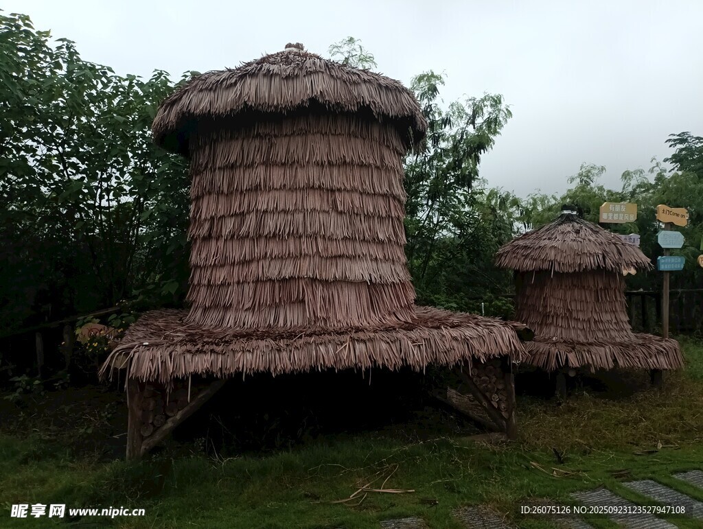 传统草顶建筑古朴自然