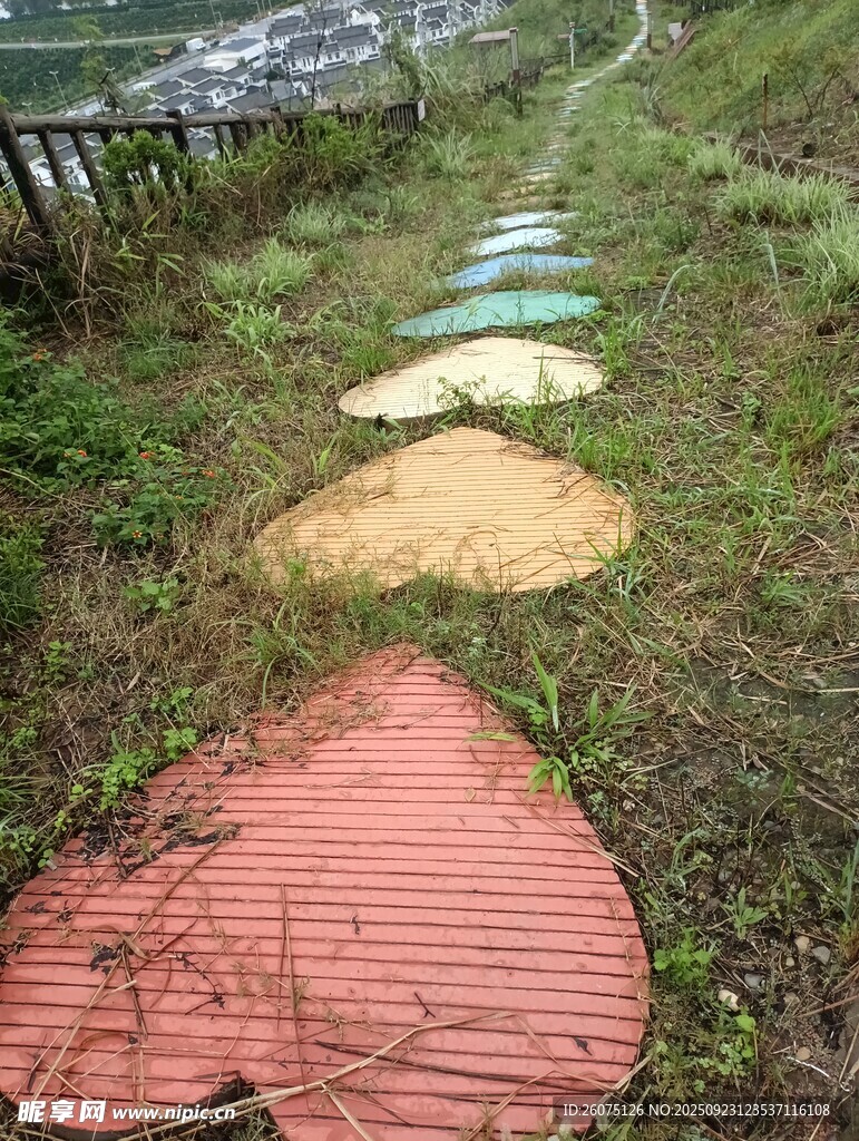 彩色心形步道点缀山间
