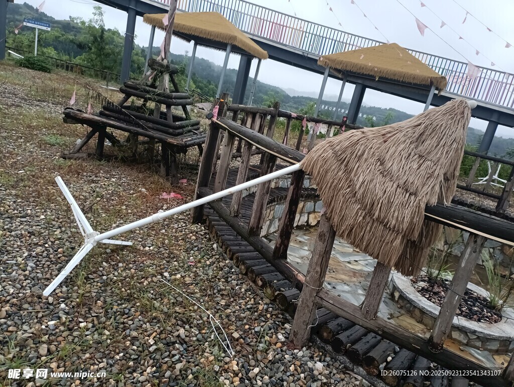 户外休闲场景中的简易设施