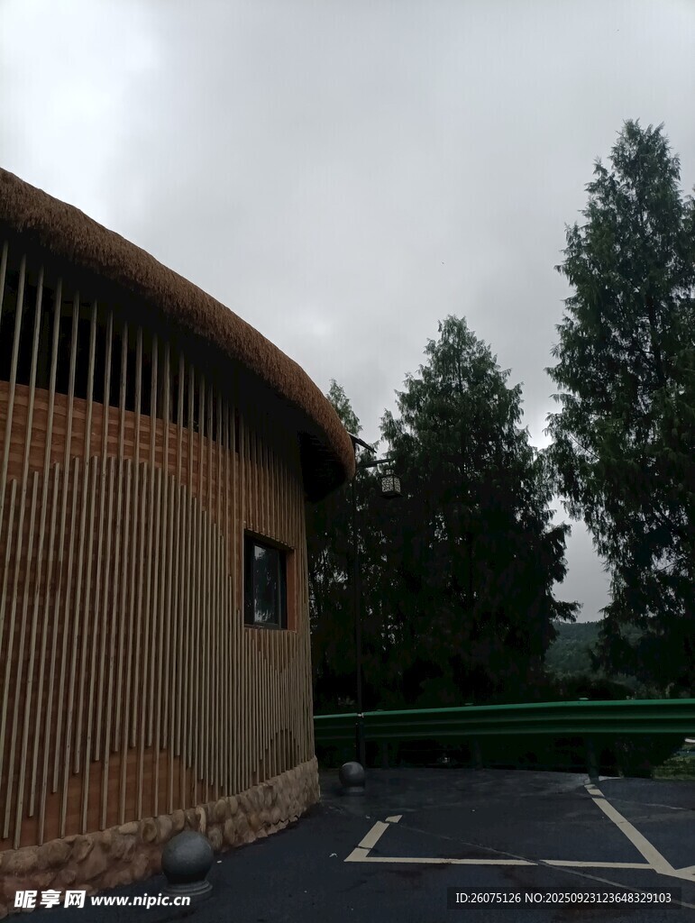 圆形建筑旁的停车区域