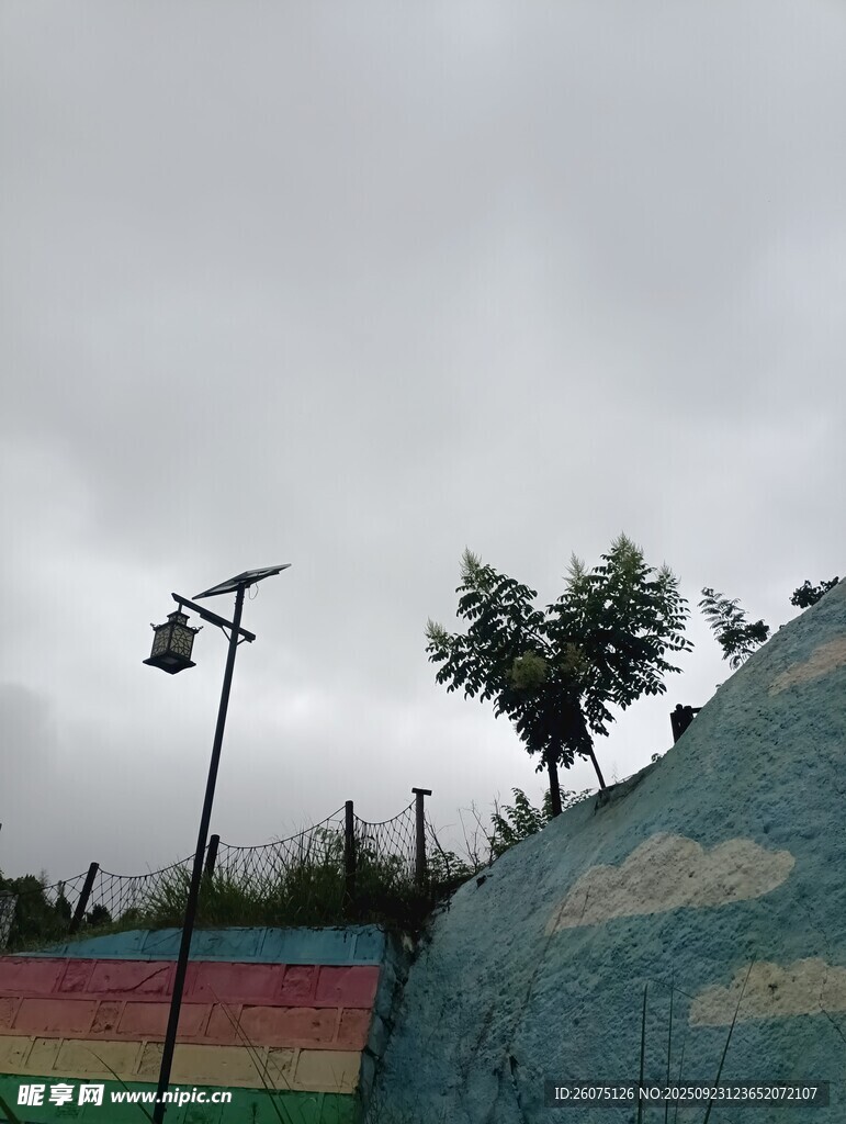阴天的多彩墙面与路灯