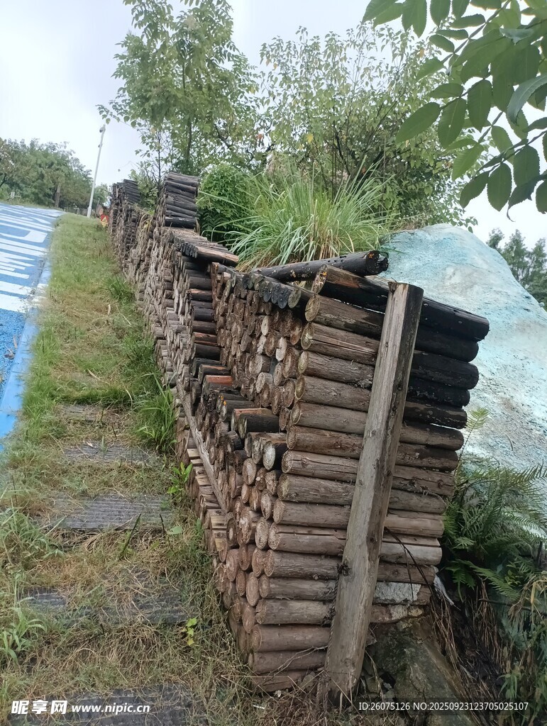 户外堆砌的木棍景观