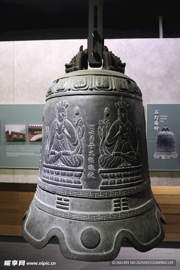古代精美青铜钟展示