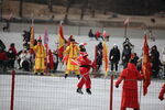 雪地中的传统冰嬉表演