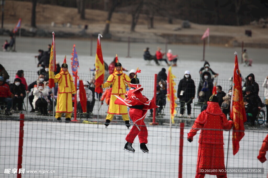 雪地中的传统冰嬉表演