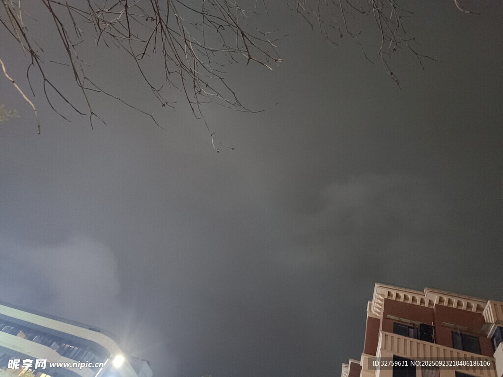 城市夜空下的建筑景观
