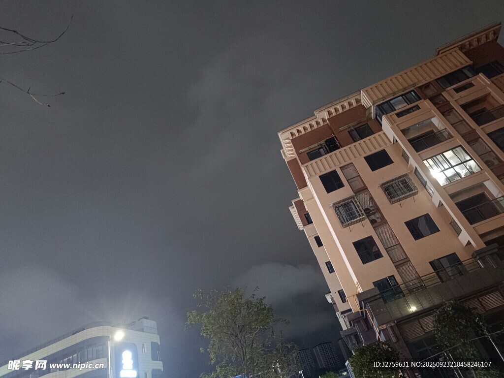 雨夜中的多层居民楼