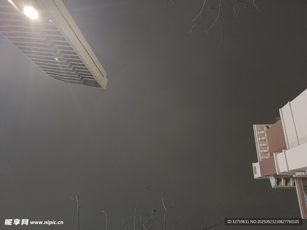 夜晚模糊的建筑物轮廓