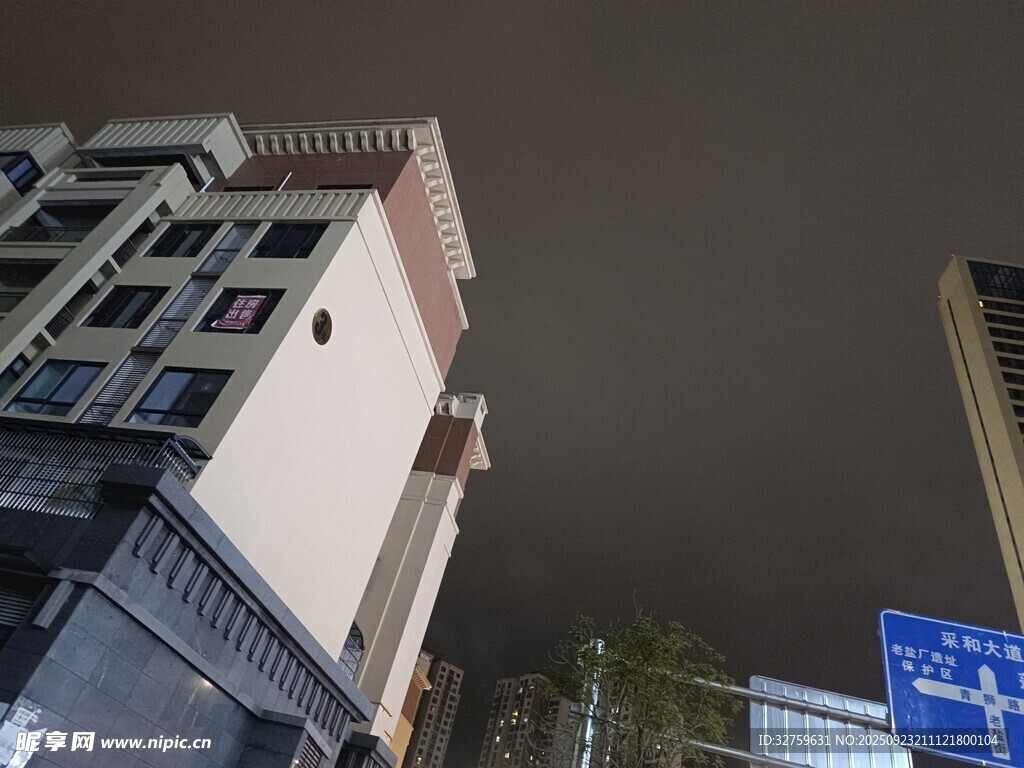 城市夜景中的建筑一角