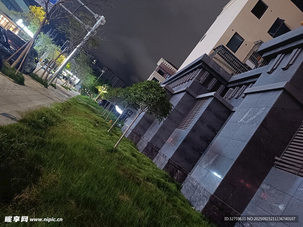 夜晚街边的围栏与绿植
