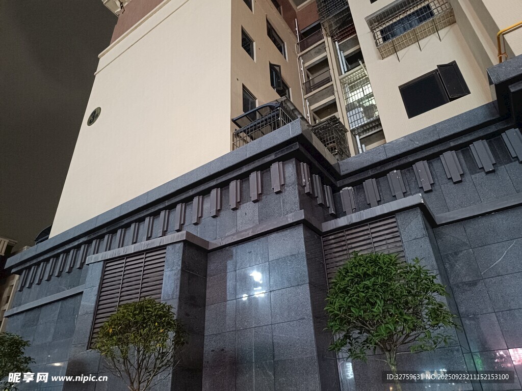夜晚城市中的建筑外观