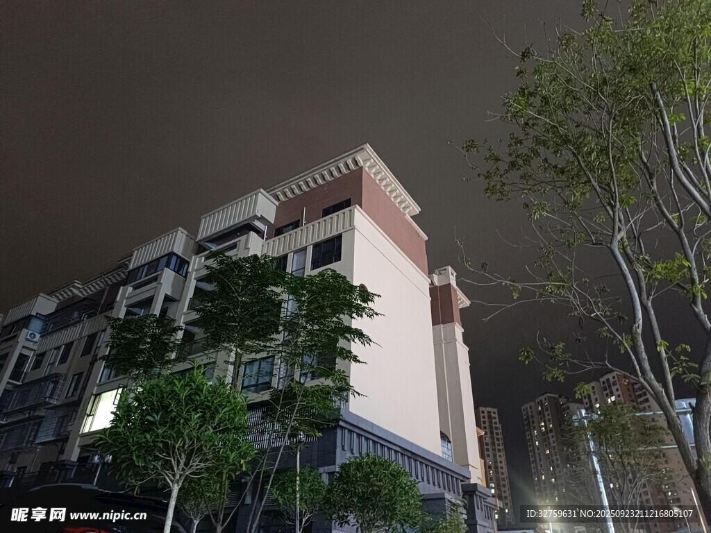 夜晚城市中的高楼建筑