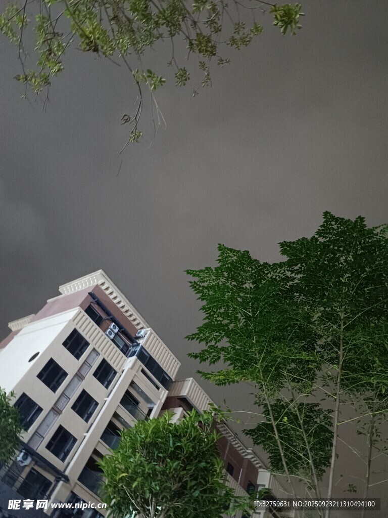 暴雨前阴沉天空下的建筑