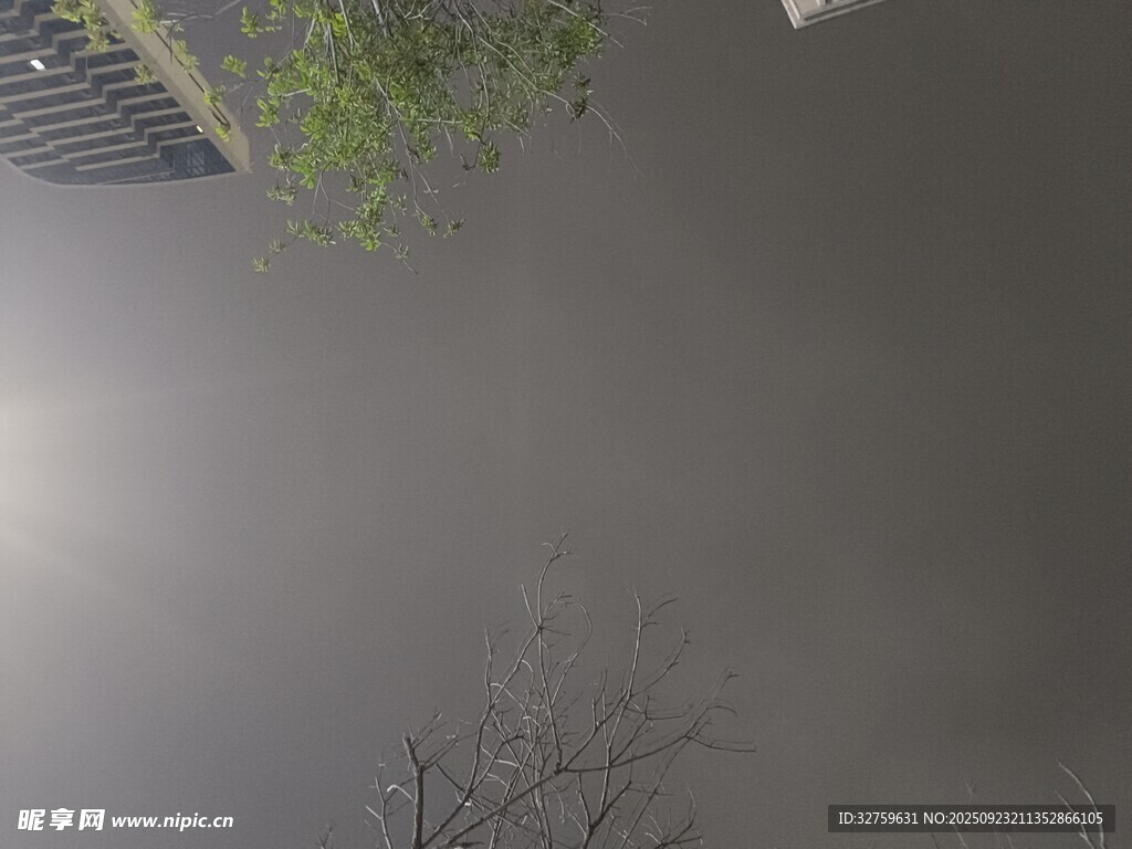 城市雨后积水倒影景象