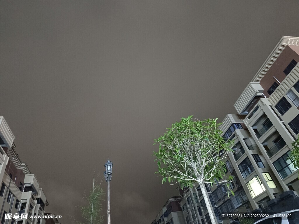 阴沉天色下的城市街景