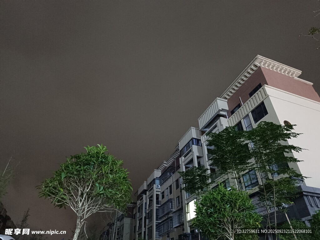 乌云笼罩下的城市建筑