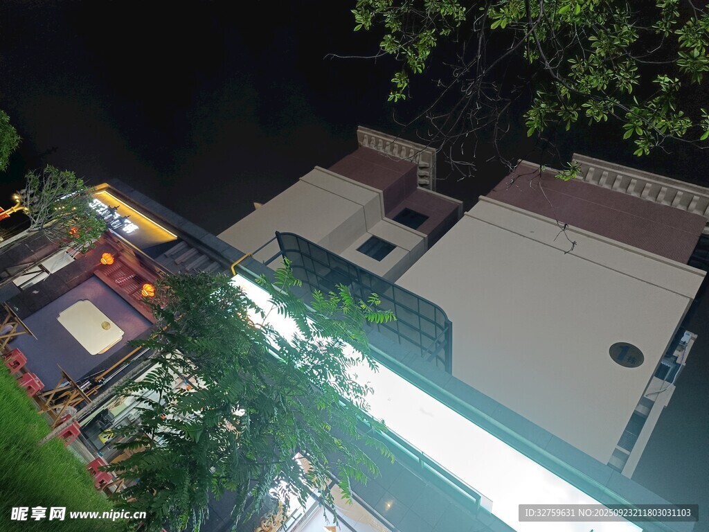夜晚中的多彩游乐设施