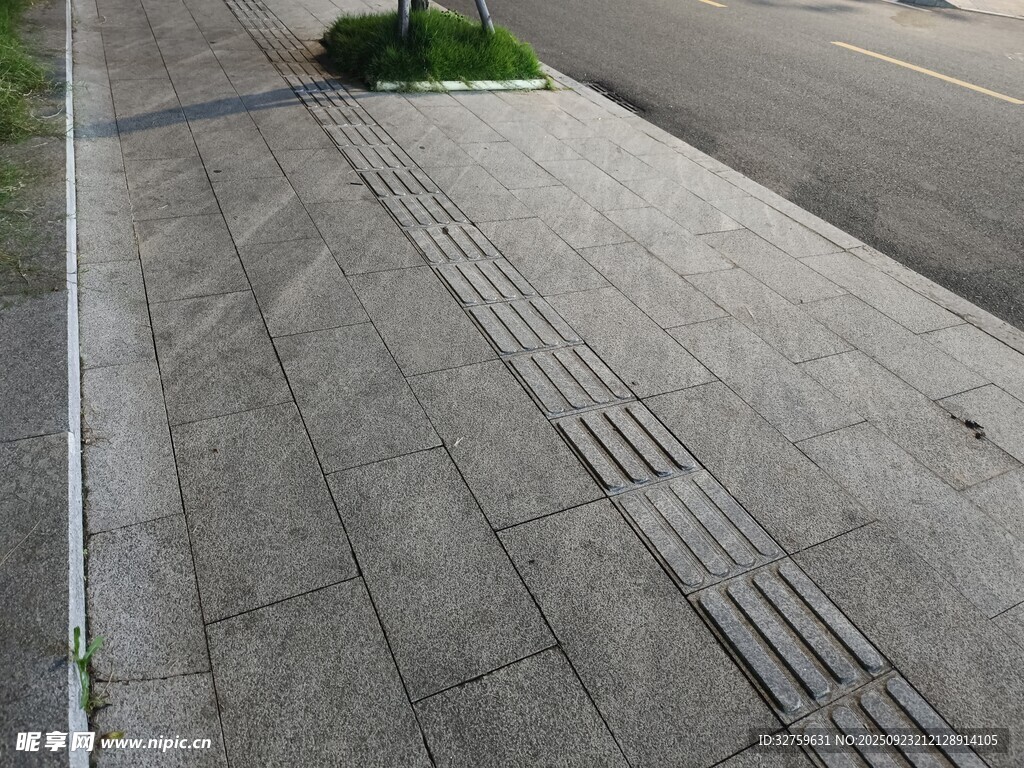 城市人行道上的条状盲道