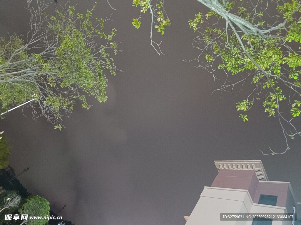 俯瞰积水区域与周边建筑
