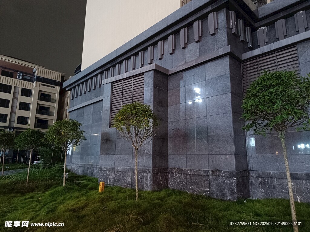 现代建筑旁的绿植景观