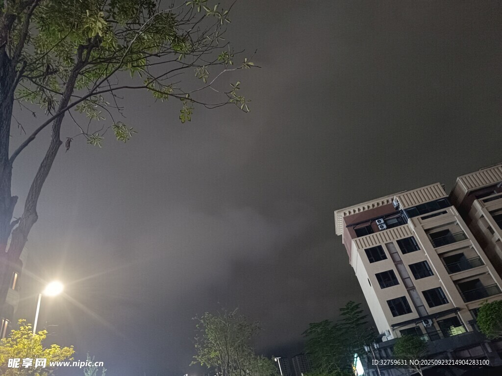 夜雾中的城市建筑景象