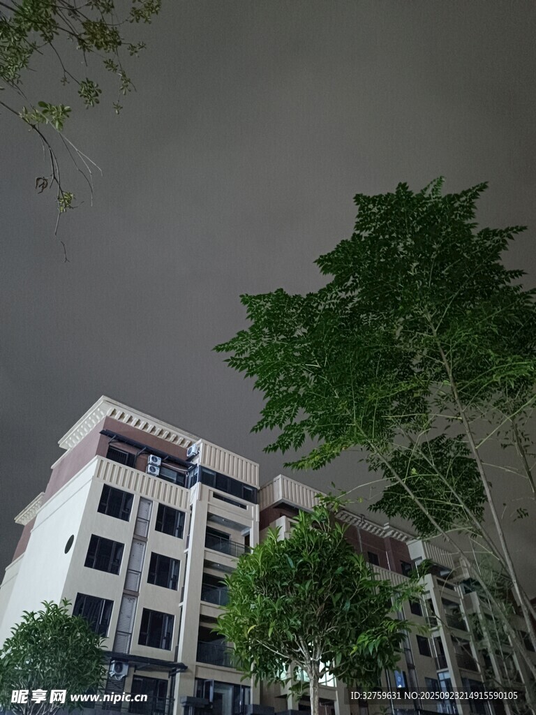 乌云下的楼宇与绿树