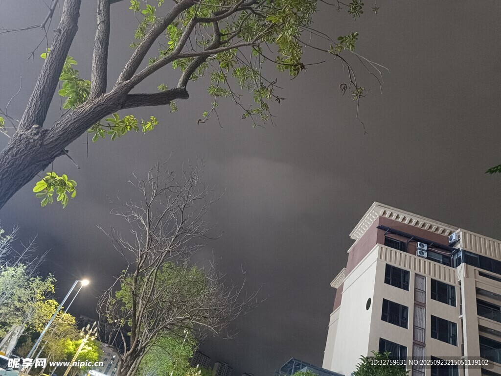 乌云笼罩下的城市建筑