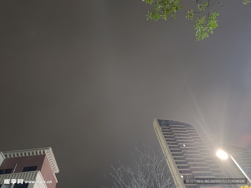 城市夜空下的高楼景象
