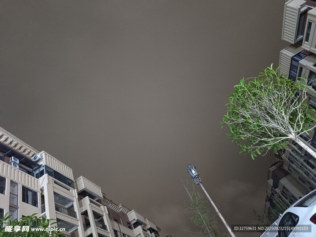 阴沉天空下的城市景象