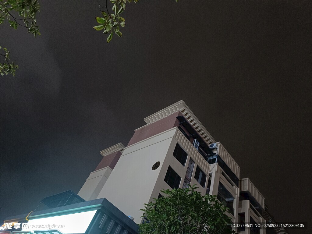 夜晚中的高楼建筑