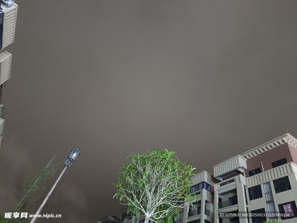 城市中沙尘笼罩的景象