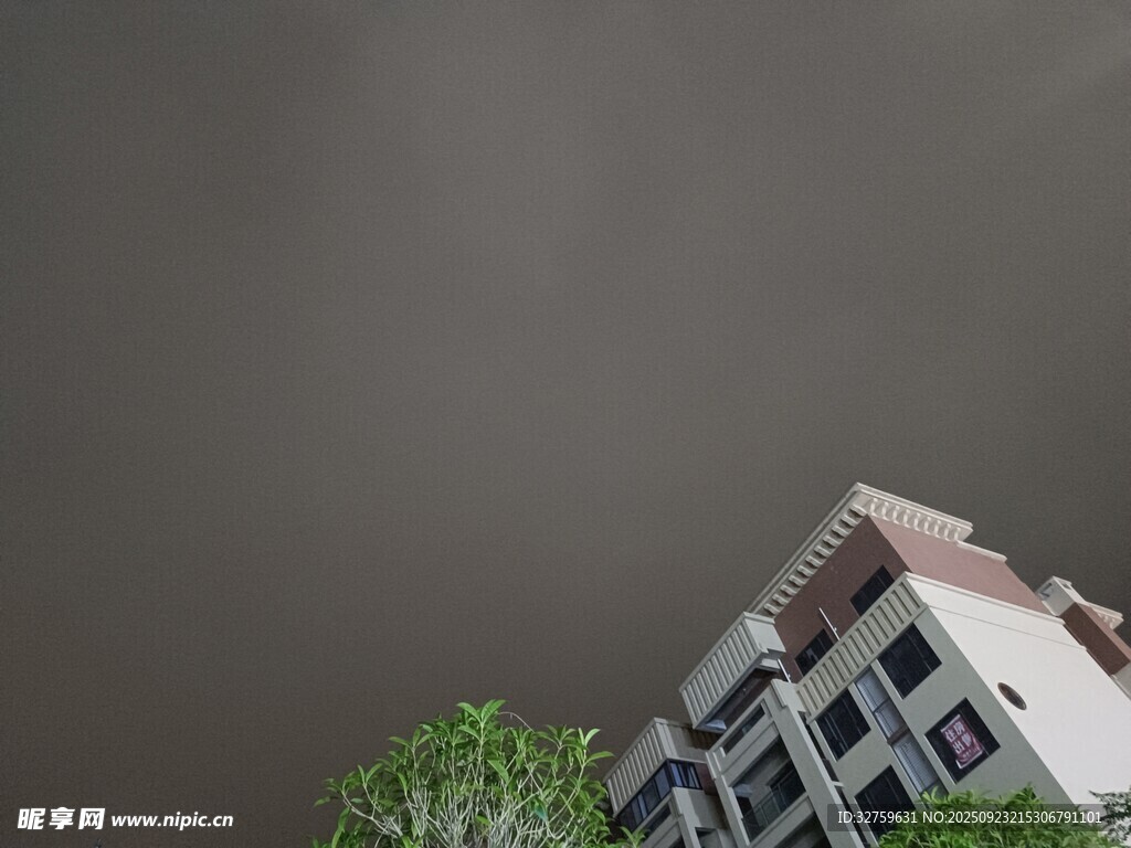 乌云笼罩下的城市建筑